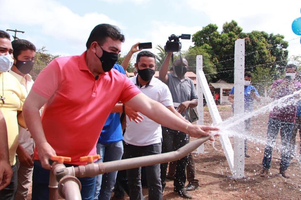 Prefeito de Bacabal inaugura poço artesiano no povoado Barreirinha Prefeito de Bacabal inaugura poço artesiano no povoado Barreirinha