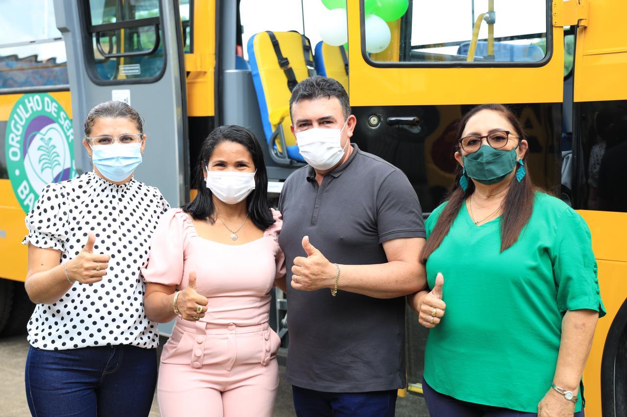 Prefeito Edvan Brandão entrega 4 ônibus escolares adquiridos com recursos próprios e anuncia reformas e construção de escola Prefeito Edvan Brandão entrega 4 ônibus escolares adquiridos com recursos próprios e anuncia reformas e construção de escola