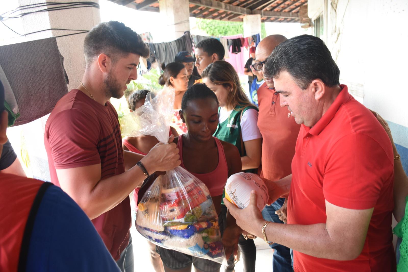 Prefeito de Bacabal e deputado Davi Brandão visitam abrigos e distribuem alimentos para os desabrigados