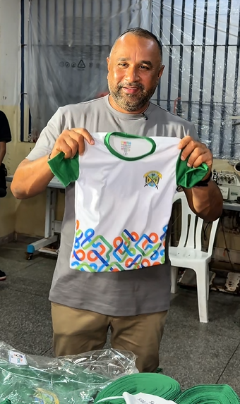Fardamento escolar gratuito: prefeito Roberto Costa acompanha produção e anuncia início da entrega para 2 de junho