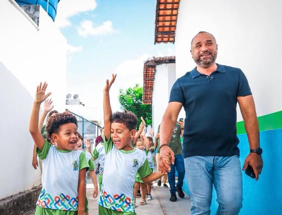 Em ação inédita, prefeito Roberto Costa inicia distribuição gratuita de uniformes escolares para alunos da Educação Infantil em Bacabal