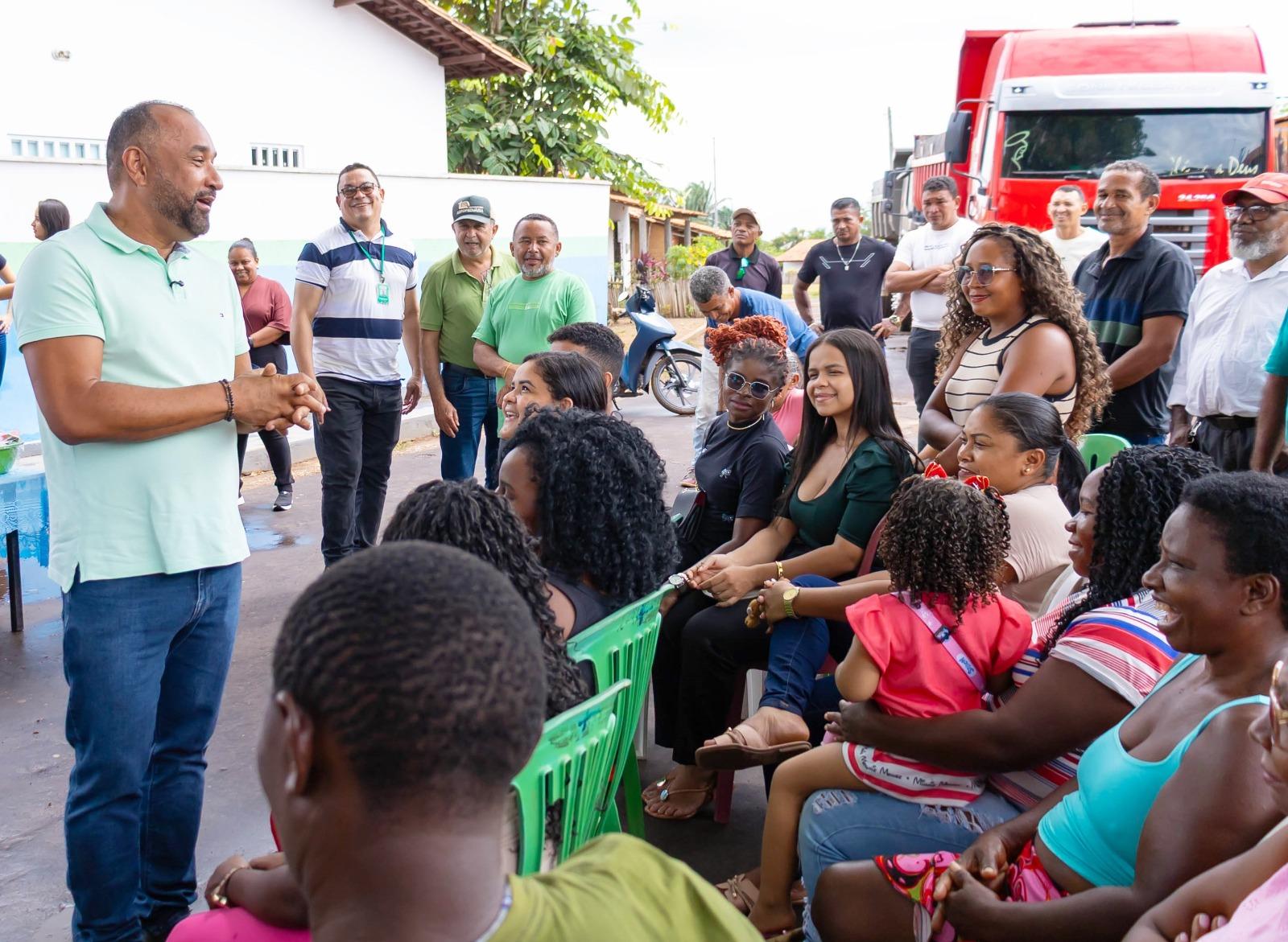 Prefeito Roberto Costa acompanha início das obras na estrada vicinal do povoado Bom Princípio