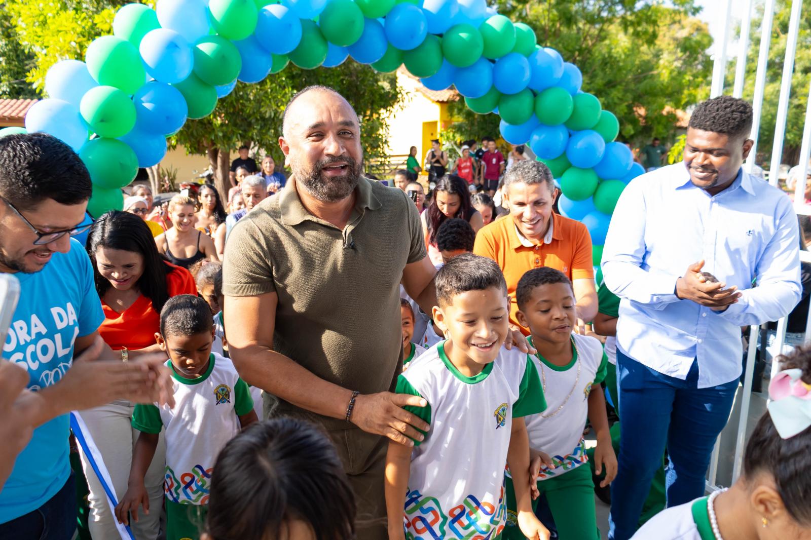 Prefeito Roberto Costa entrega escola reformada e climatizada à comunidade do povoado Luziana