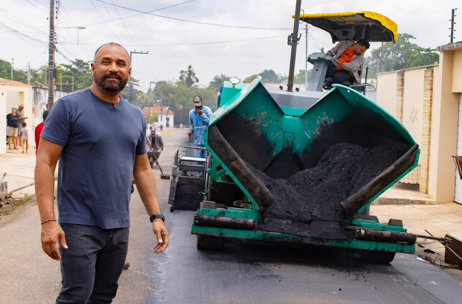 No Bosque Aracaty, prefeito Roberto Costa acompanha pavimentação asfáltica da Rua 200
