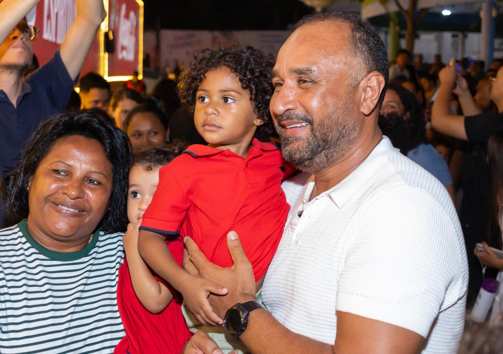 Com apoio da Prefeitura, Caravana de Natal da Coca-Cola encanta os bacabalenses com luzes e a presença do Papai Noel