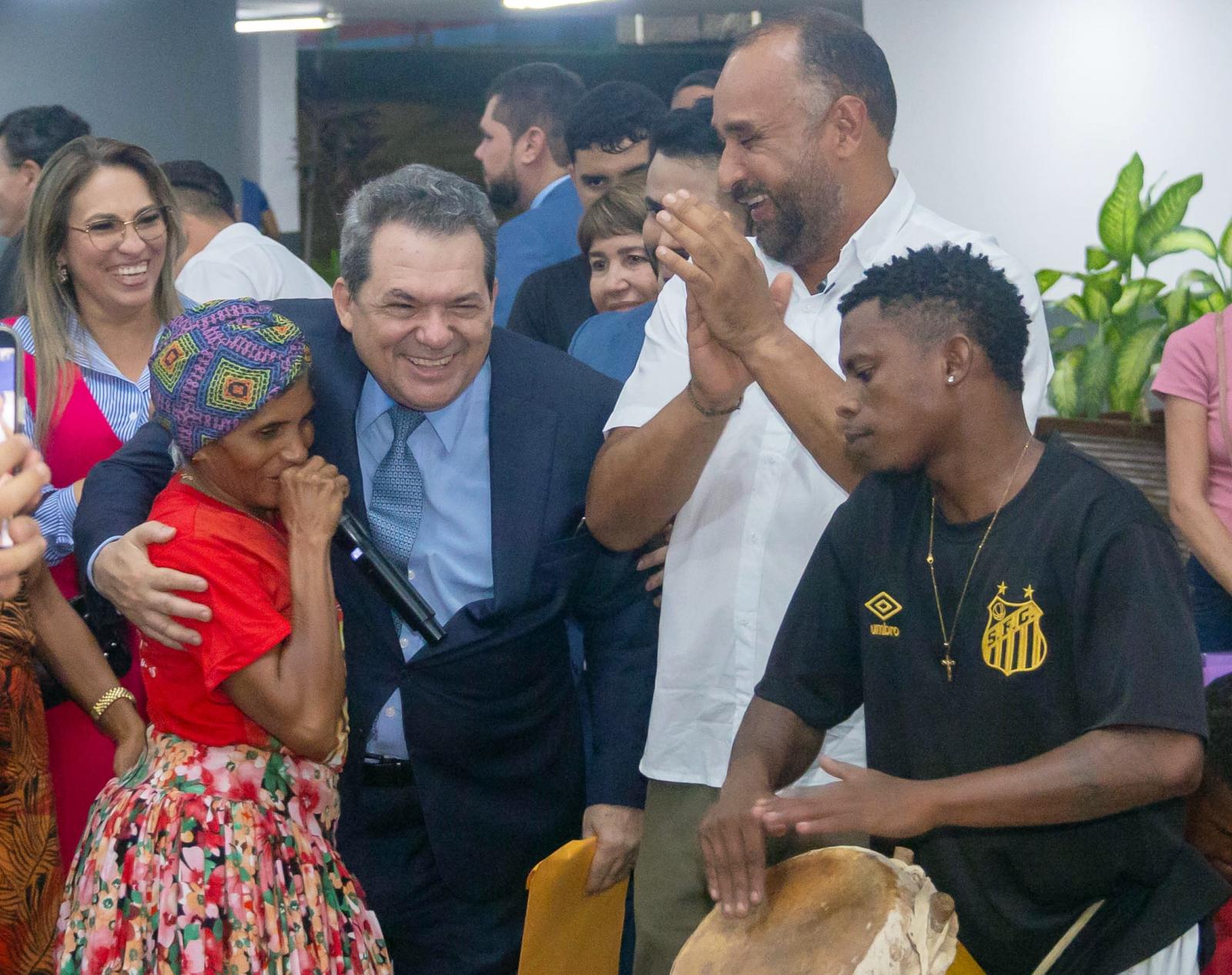 Prefeito Roberto Costa e o ministro do STJ, Carlos Pires Brandão, encerram a Praça de Justiça e Cidadania após semana histórica em Bacabal