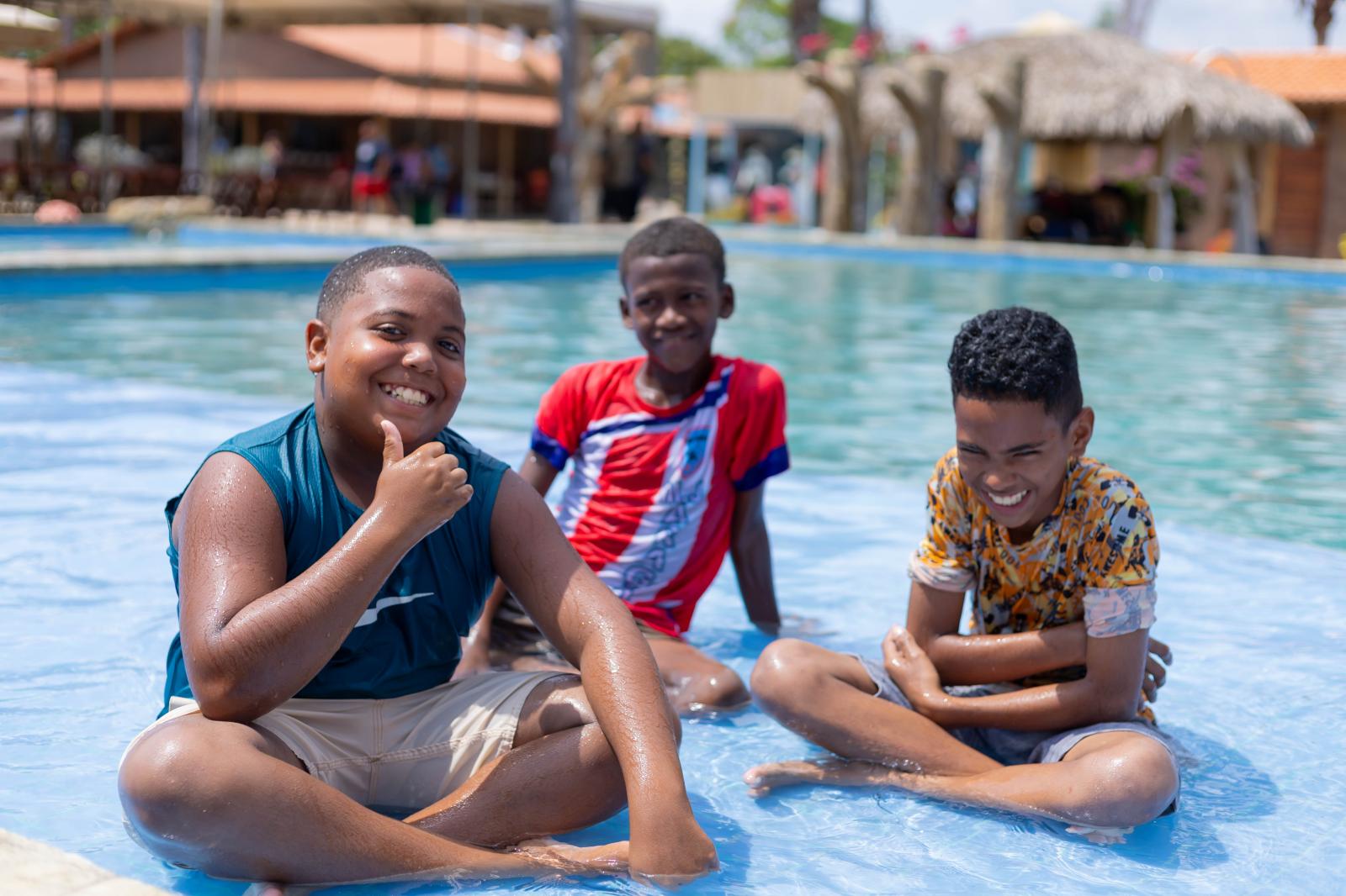 Prefeitura de Bacabal realiza semana de lazer inédita em parque aquático para mais de 2.600 alunos concluintes do 5º e 9º ano