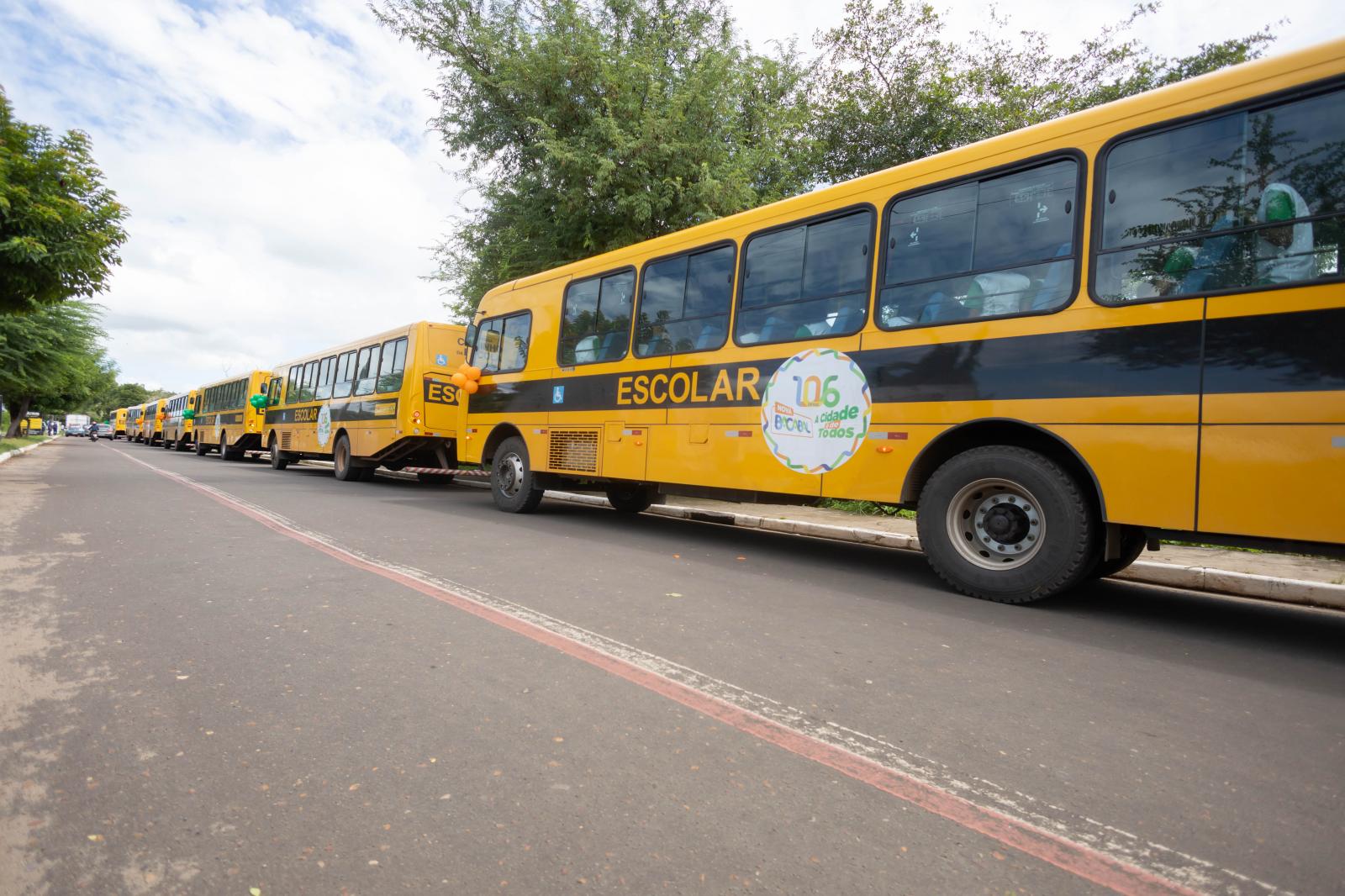 Bacabal 106 anos: Prefeitura entrega 10 novos ônibus escolares e inaugura a Escola 17 de Abril