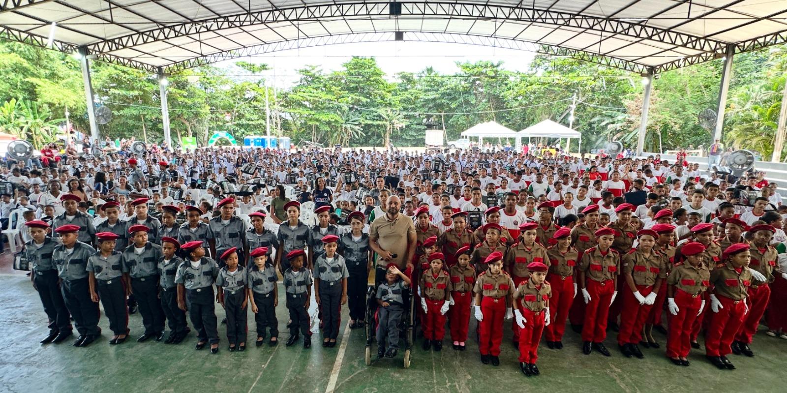 Mais de mil alunos das escolas militares da Prefeitura de Bacabal recebem fardamento completo